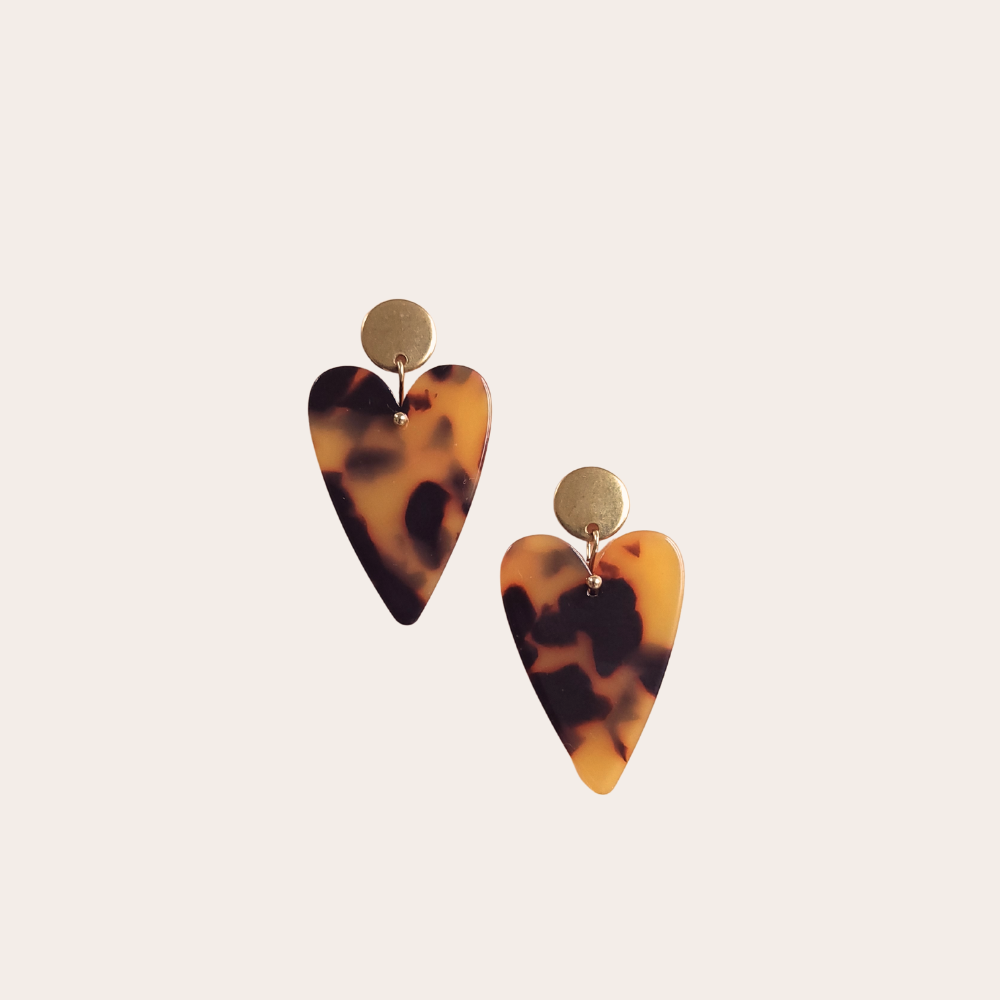 Hartjes marble – lichte statement oorbellen Daantje van cellulose acetate in warme marbling met goudkleurige steker
