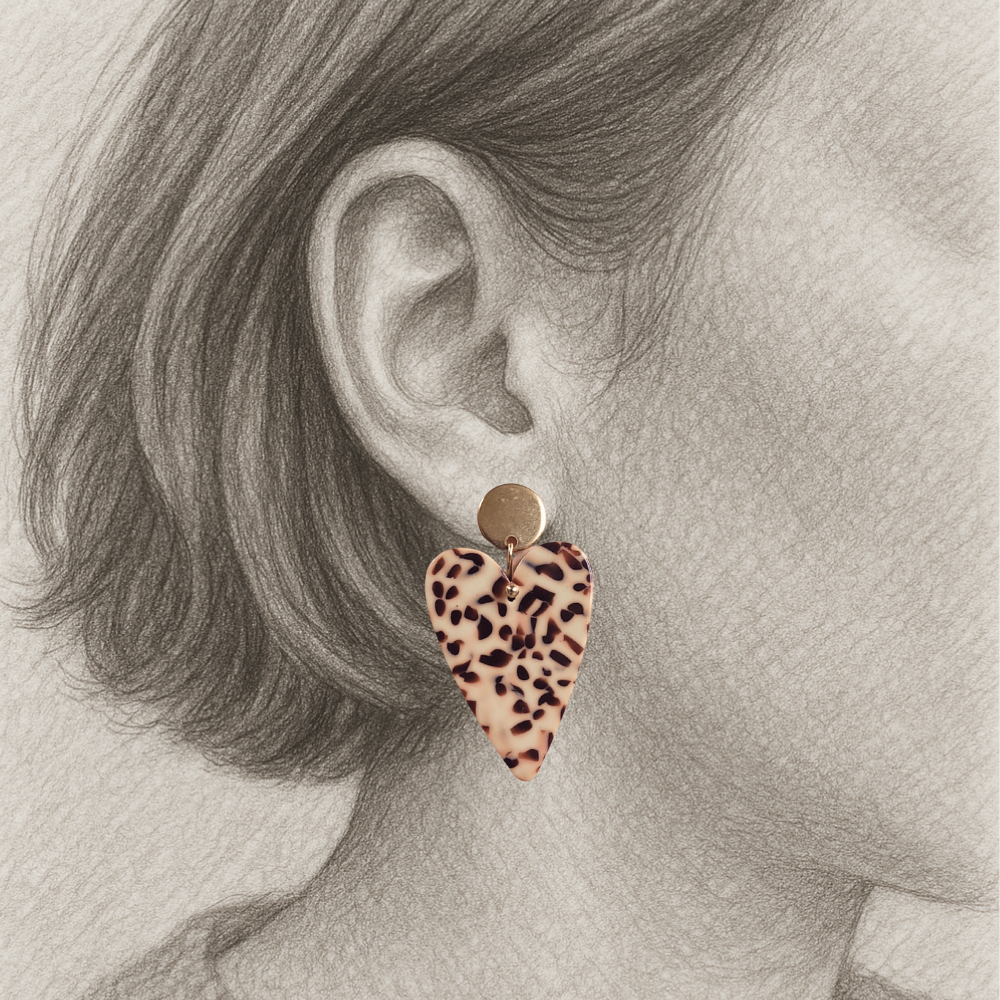 Hartjes marble – lichte statement oorbellen Daantje van cellulose acetate in warme marbling met goudkleurige steker