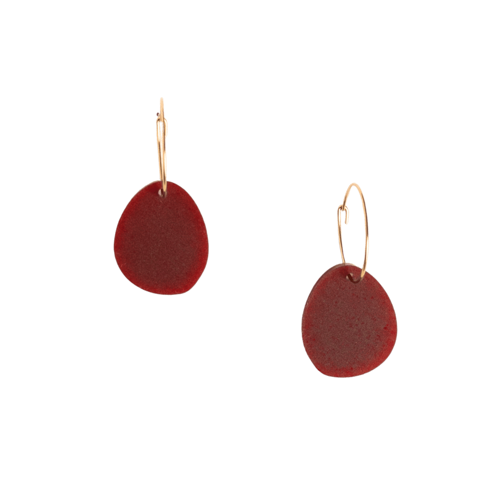 Kiezel matte bordeauxrode ronde oorbellen met goudkleurige oorhaken, productfoto van het paar