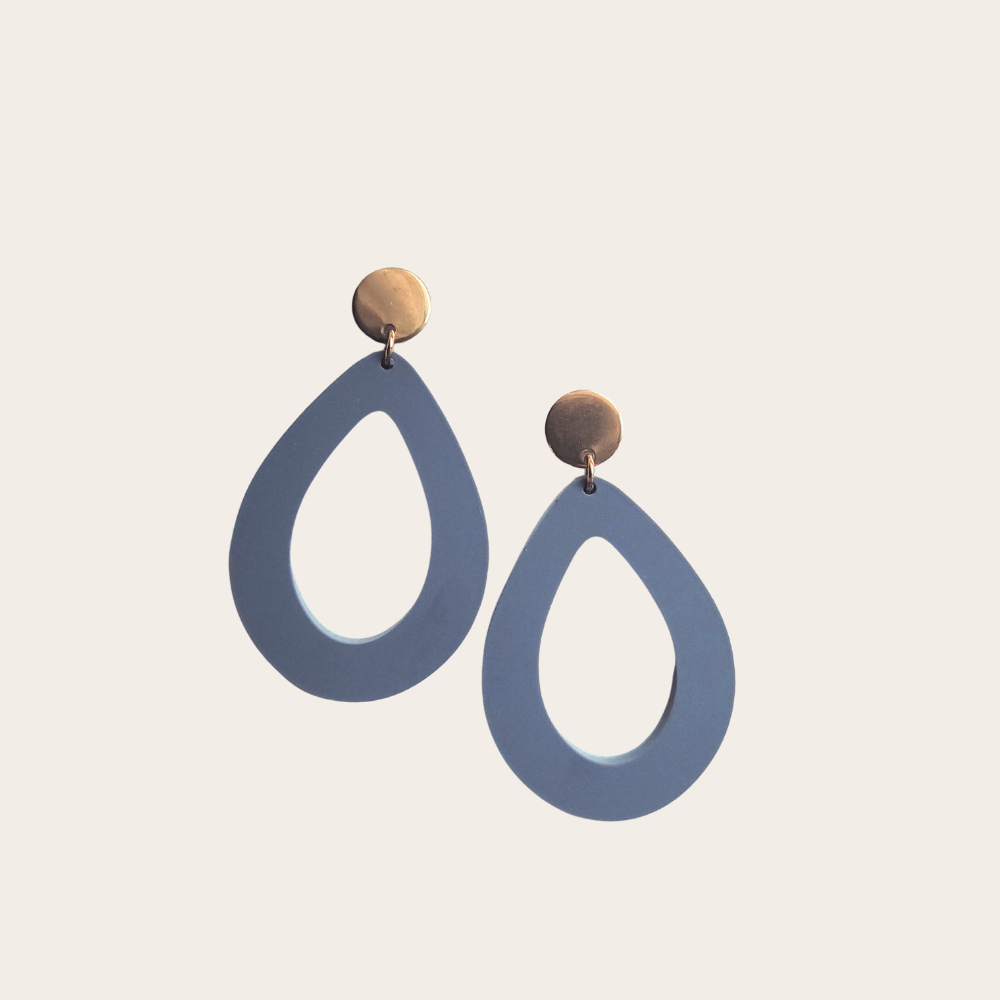 Grote druppelvorm oorbellen in denim blauw – unieke lichte statement oorbellen met matte afwerking