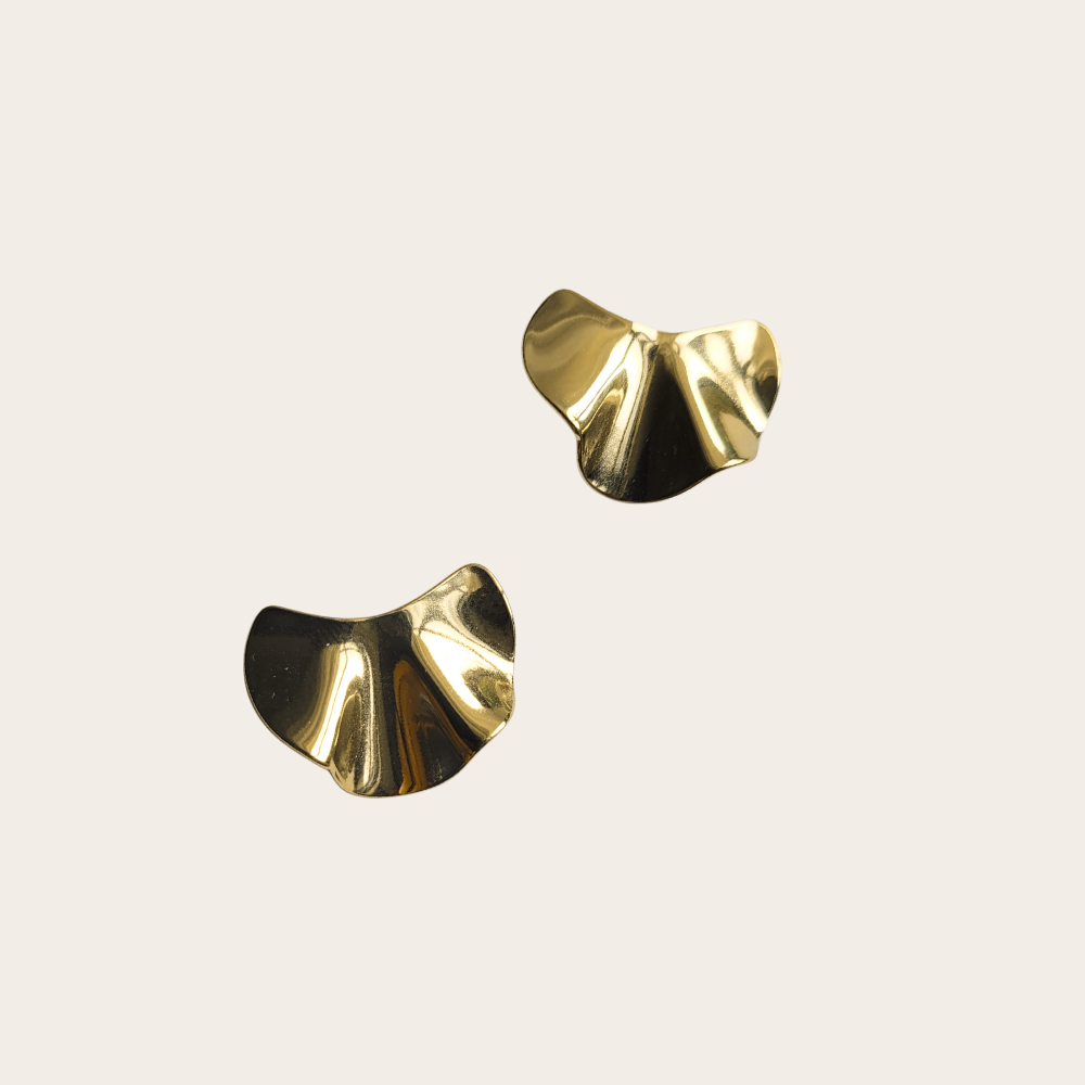 Lichte statement oorstekers croissant goud – wavy design van glanzend stainless steel, lichtgewicht en elegant