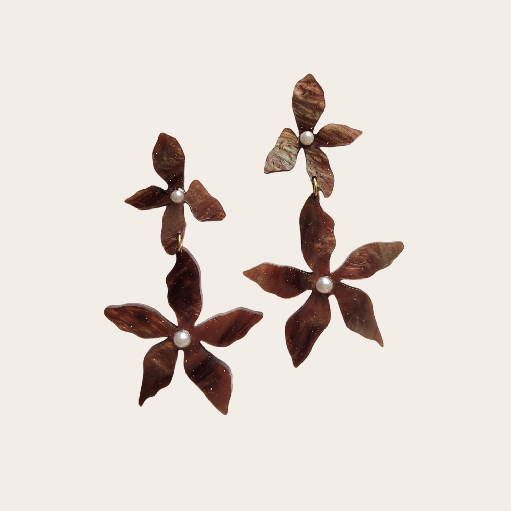 Lichte statement oorbellen Flora – bruine bloemen met parel