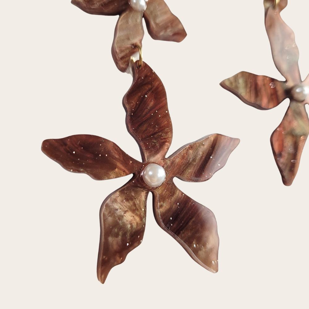 Lichte statement oorbellen Flora – bruine bloemen met parel