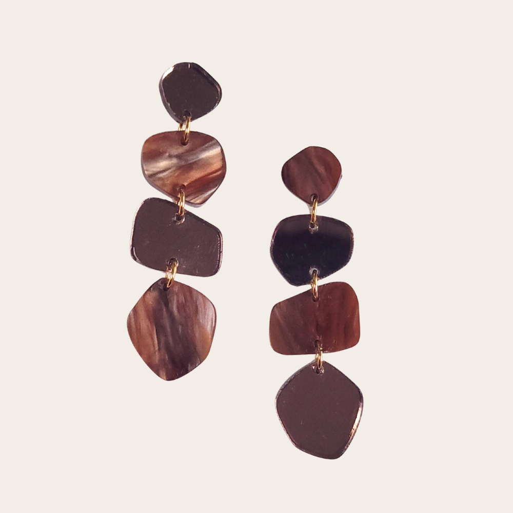 Lichte statement oorbellen Pebble – bruin en brons
