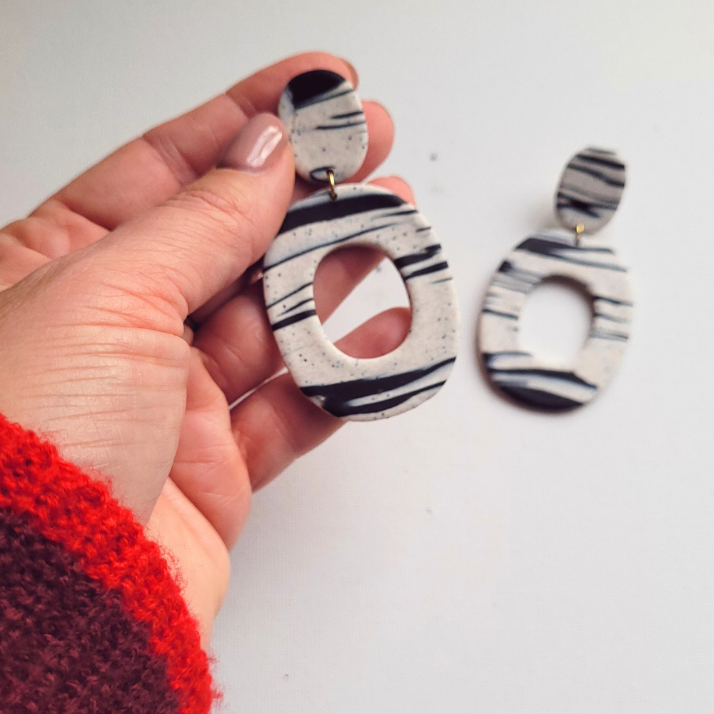 Lichte statement oorbellen met zebra-effect – handgemaakte unieke oorbellen van polymeerklei uit de Limited Rubies collectie