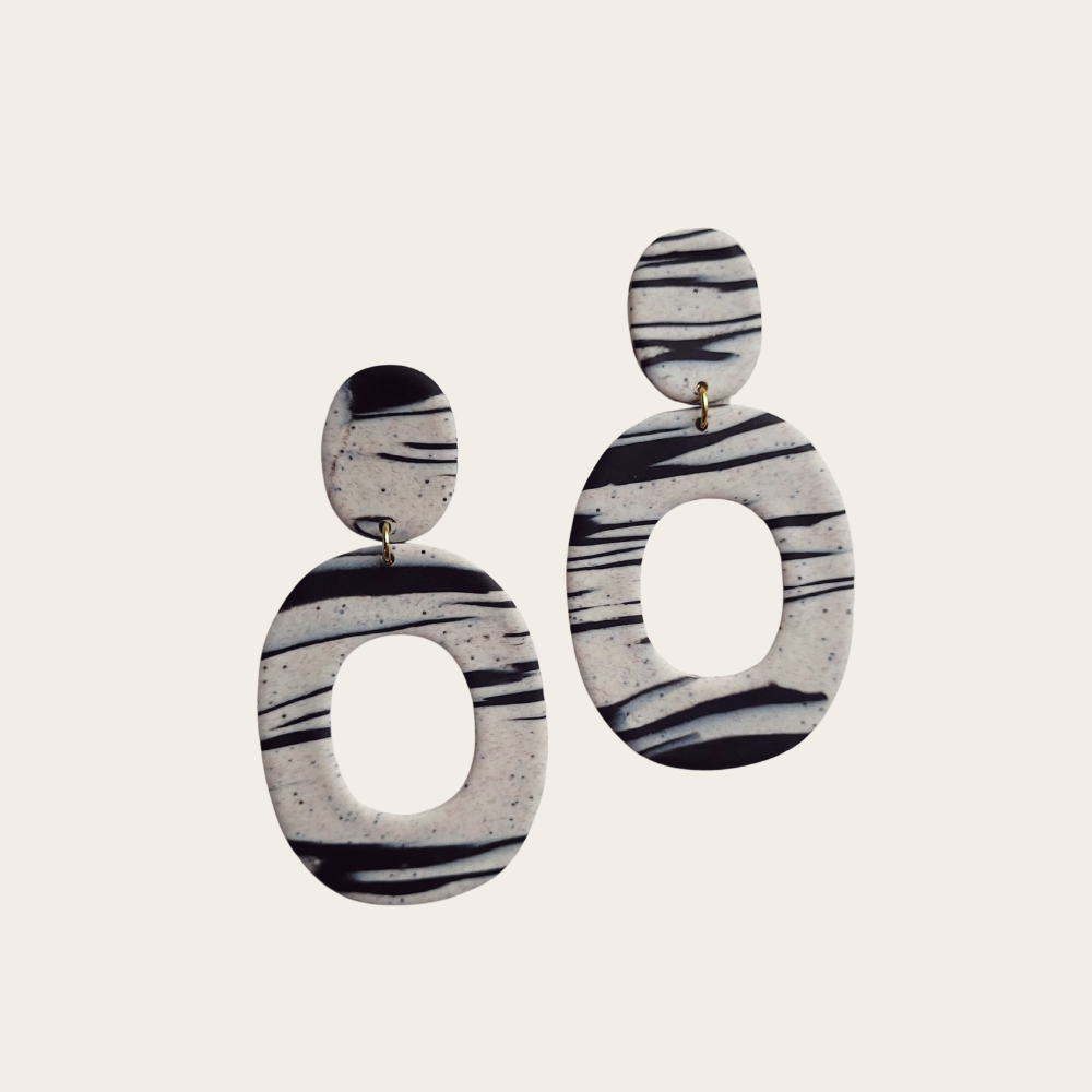 Lichte statement oorbellen met zebra-effect – handgemaakte unieke oorbellen van polymeerklei uit de Limited Rubies collectie
