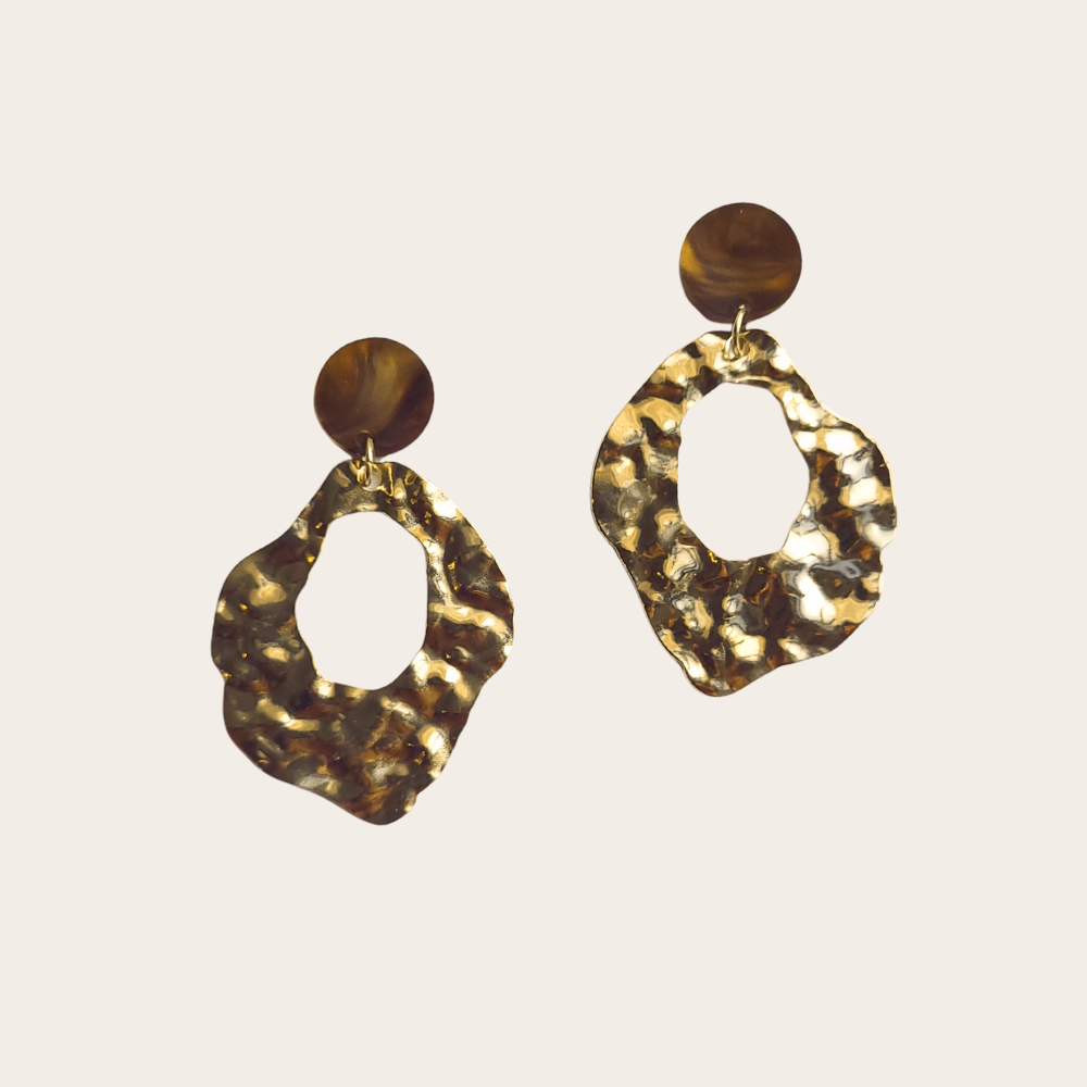 Organische oorbellen goud & bruin marble – lichte statement oorbellen met marble steker en stainless steel bedel
