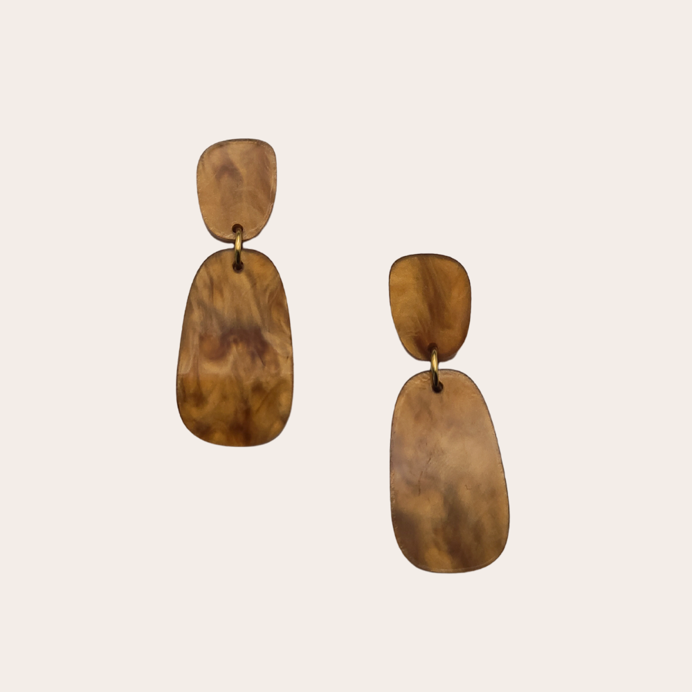 Organische oorbellen Pebble in cognac van More Than Rubies