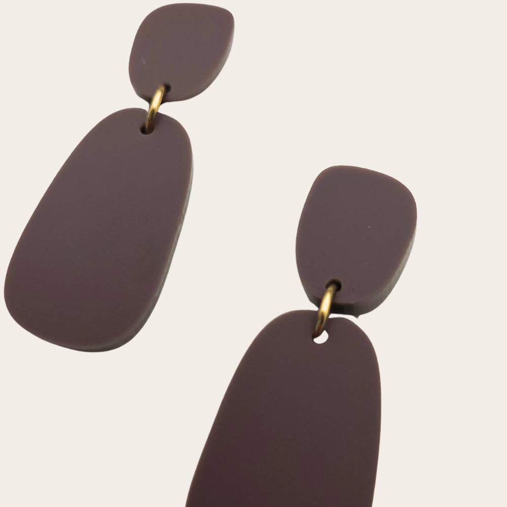 Organische oorbellen Pebble in donkerbruin van More Than Rubies