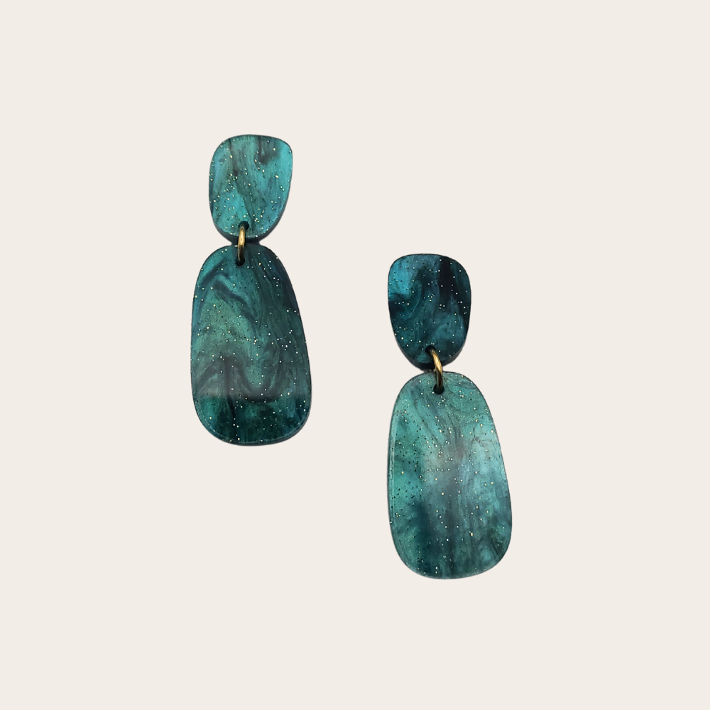 Organische oorbellen Pebble in petrol van More Than Rubies