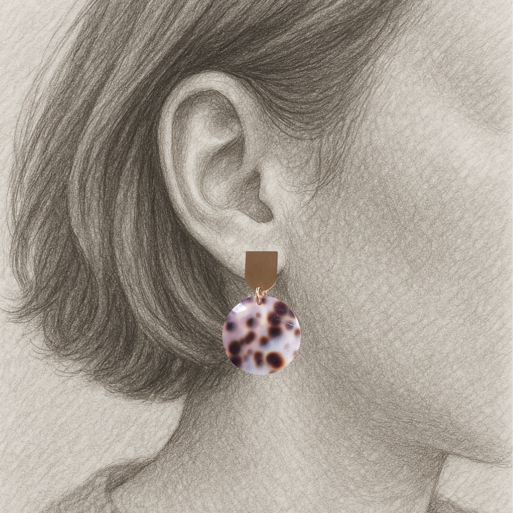 Ronde schelp oorbellen Vieve – kleine statement oorstekers van bruin gevlekt schelp met ivoorwit en goudkleurige steker