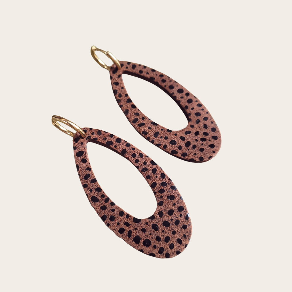 Leren druppelvorm bedels Mirjam – dubbelzijdige restleer bedels voor basic oorbellen