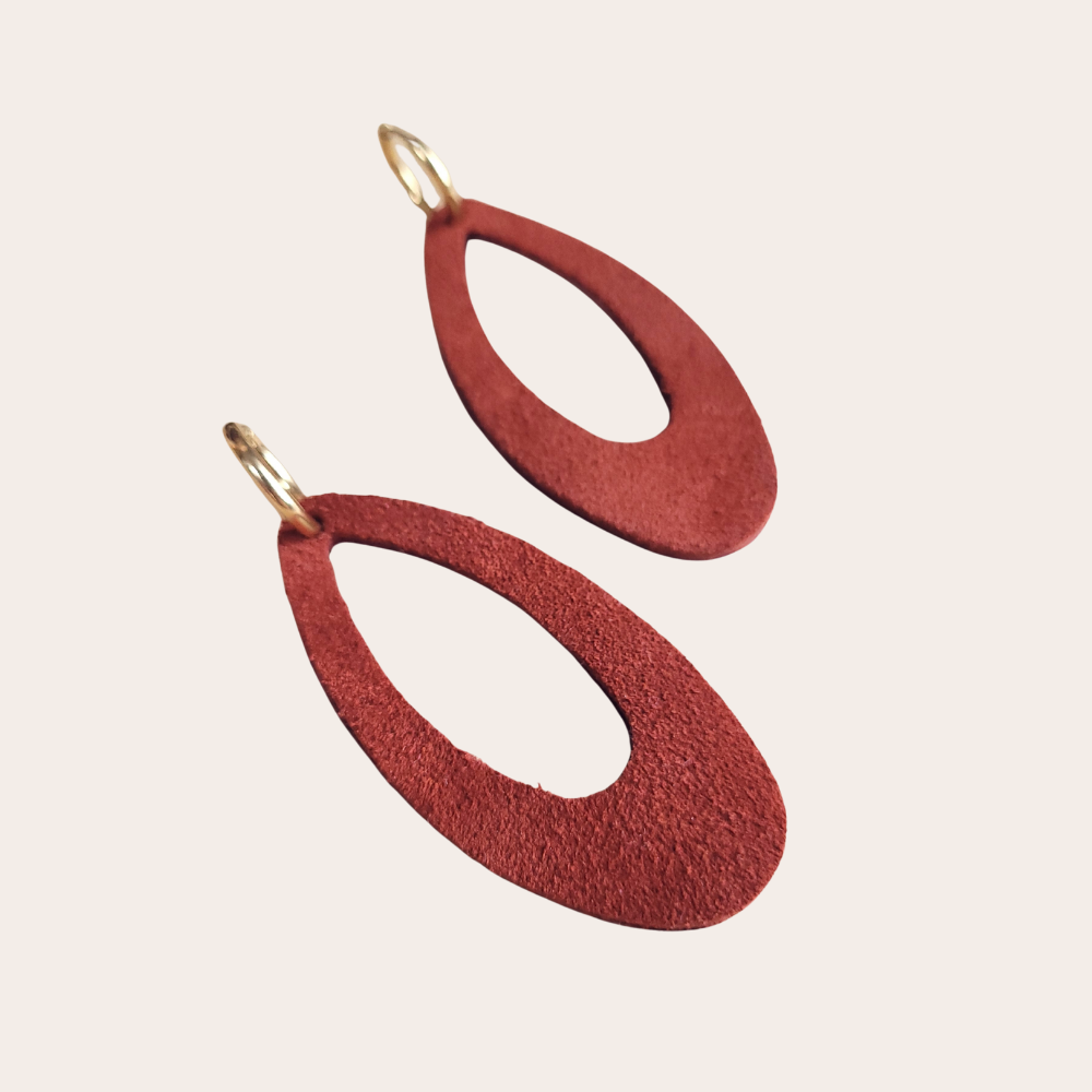 Leren druppelvorm bedels Mirjam – dubbelzijdige restleer bedels voor basic oorbellen