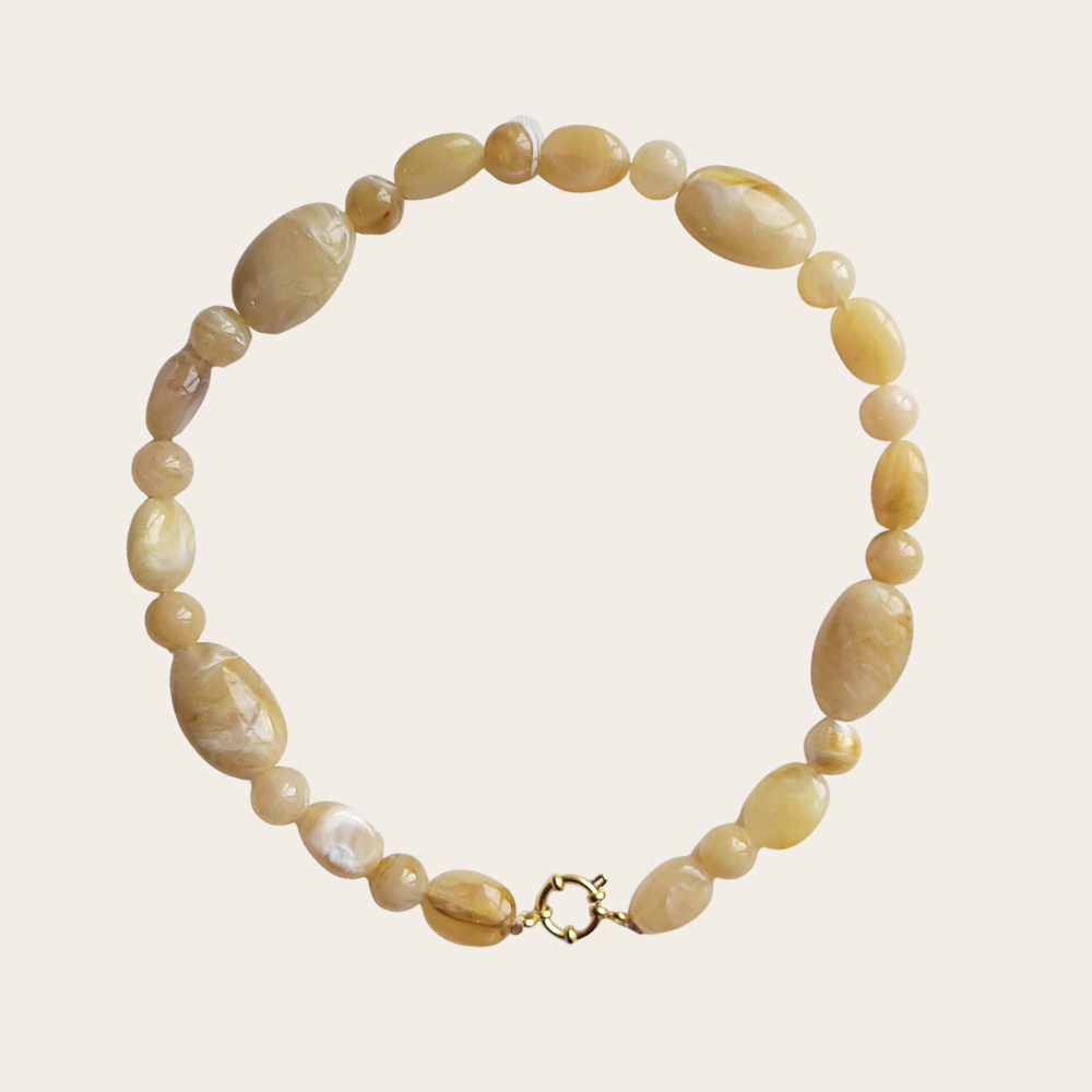 Statement ketting met grote en kleine kralen in bruin, beige en olijf marble – korte organische ketting met stainless steel sluiting