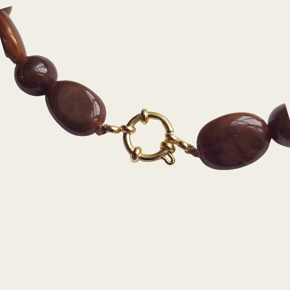 Statement ketting met grote en kleine kralen in bruin, beige en olijf marble – korte organische ketting met stainless steel sluiting