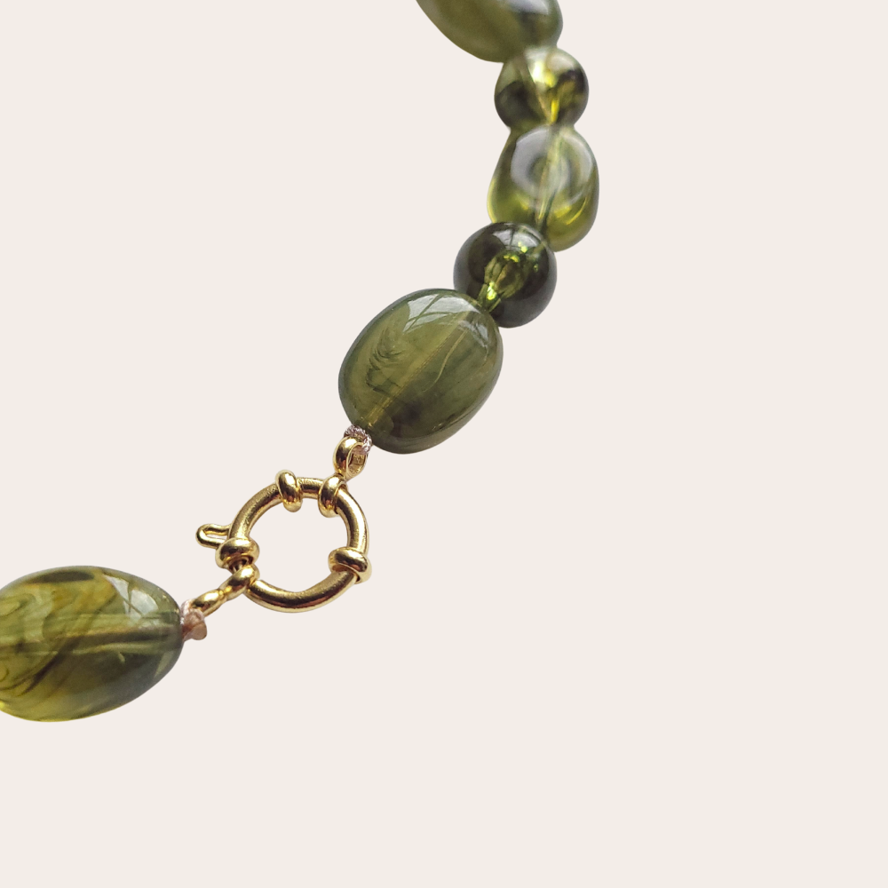 Statement ketting met grote en kleine kralen in bruin, beige en olijf marble – korte organische ketting met stainless steel sluiting