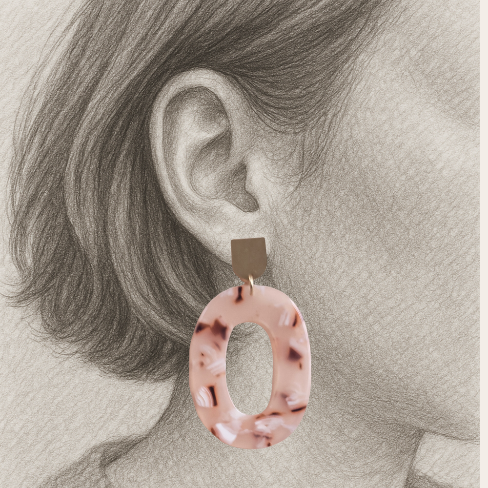 Oorbellen Lois – ovalen oorbellen van licht cellulose acetate met goudkleurige steker